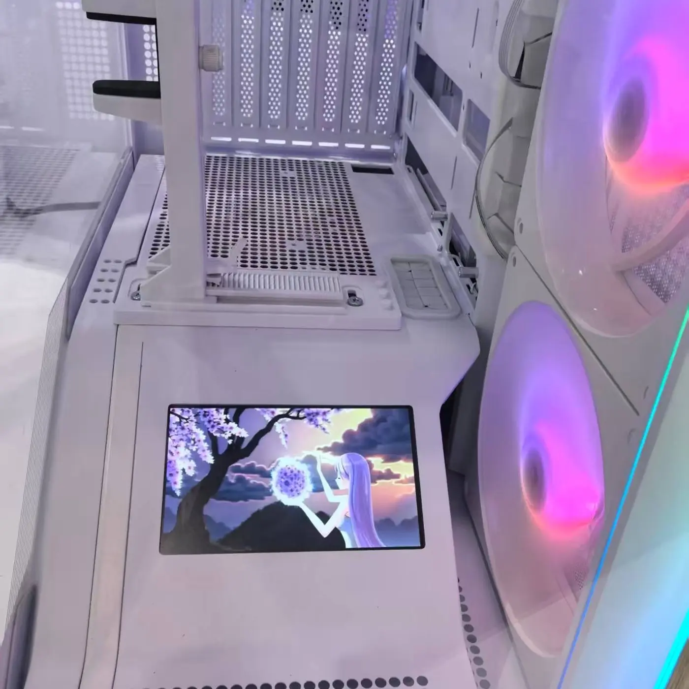 Carcasa 1stPLAYER® Gaming WP8-wh, ATX, display, suport VGA montaj vertical, 4 ventilatoare aRGB plus PWM, telecomanda, strip LED, alb - imagine 3